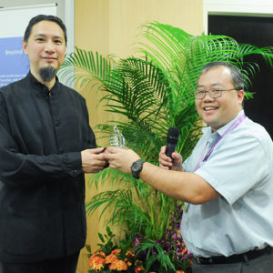 Cheong Siew Ann presenting De Kai with a token of appreciation. 