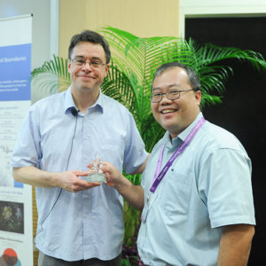 Cheong Siew Ann presents Michael Puett with a token of appreciation. 